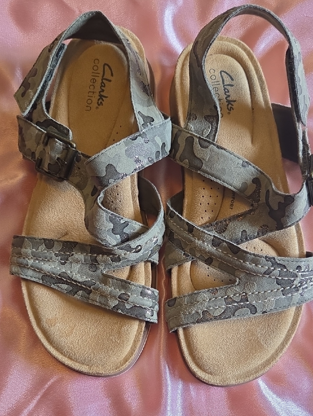 Clarks Collection Brynn Step Comfort Strapped Sandals in Olive Camo W8.5
